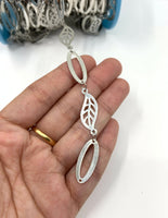 Leaf and oval link chain